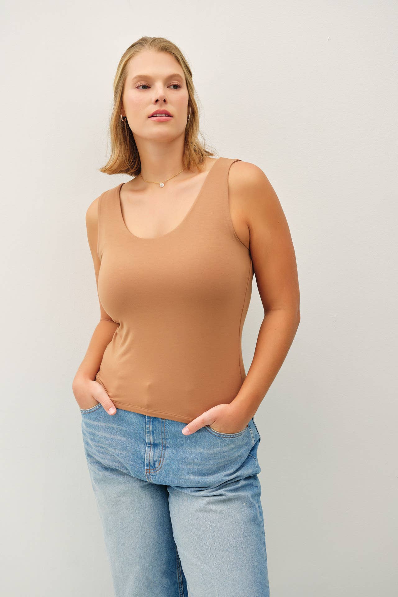BASIC SCOOP NECK TANK : Toffee