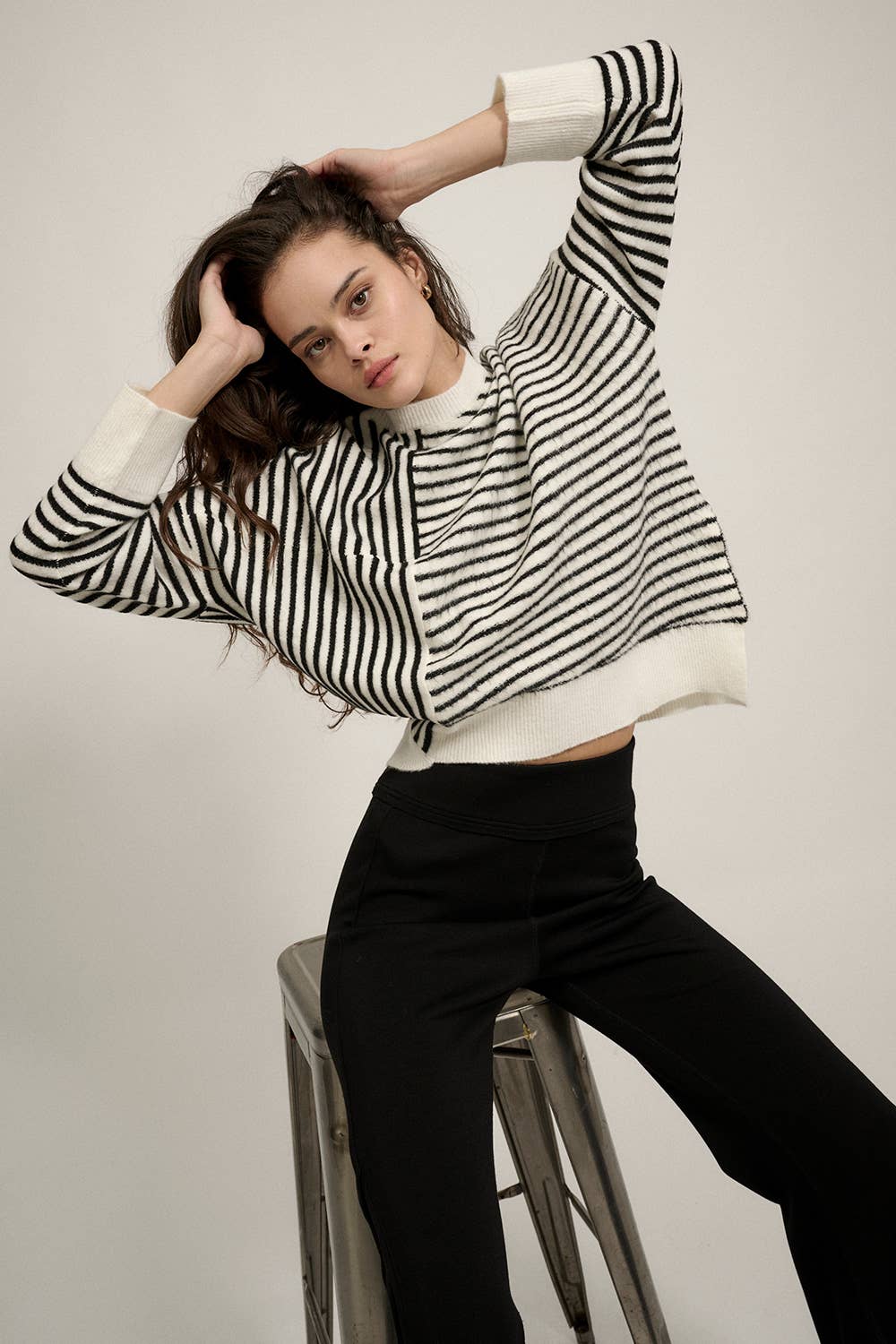 Striped Round Neck Asymmetrical Hem Sweater: BLACK-SAND