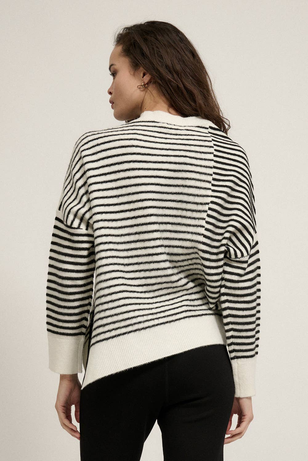 Striped Round Neck Asymmetrical Hem Sweater: BLACK-SAND