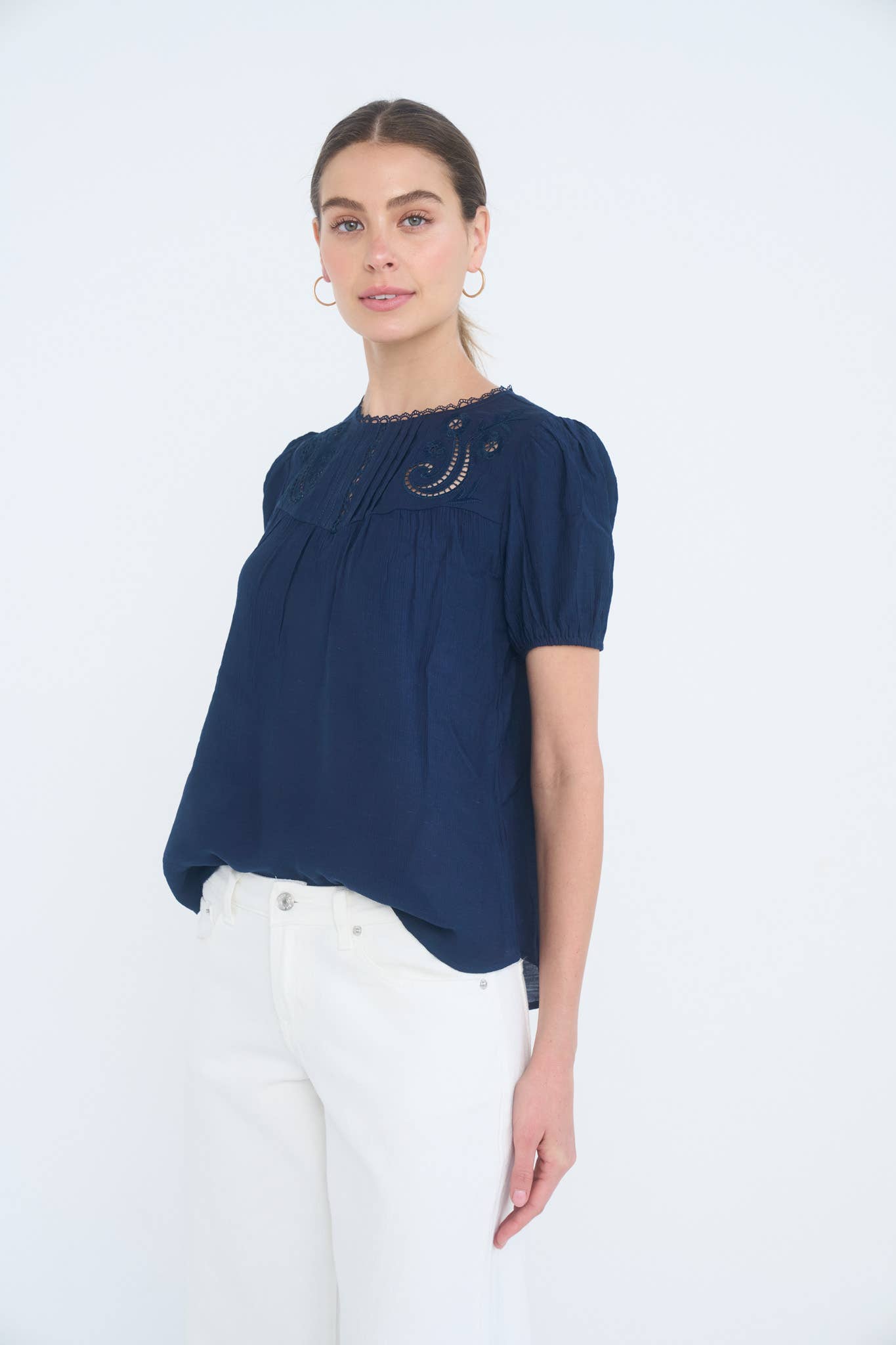 EYELET LACE TRIM YOKE PIN TUCK DETAIL LINEN TOP: NAVY