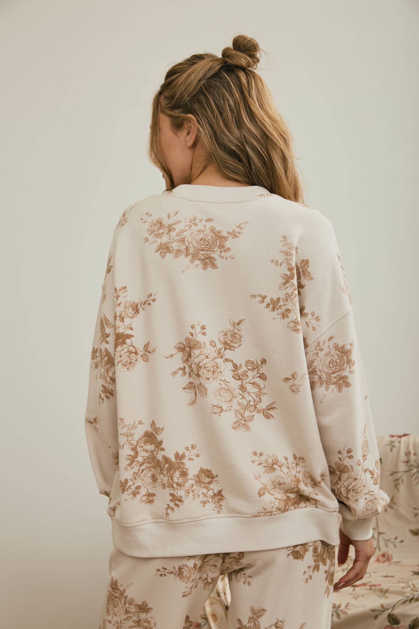 FLORAL TOILE LONG SLEEVE CREW NECK KNIT TOP: KHAKI MULTI