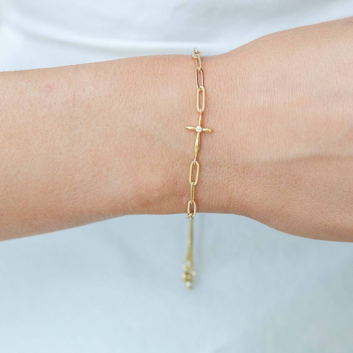 Splendid Iris - Delicate Cross Pulley Bracelet: Gold