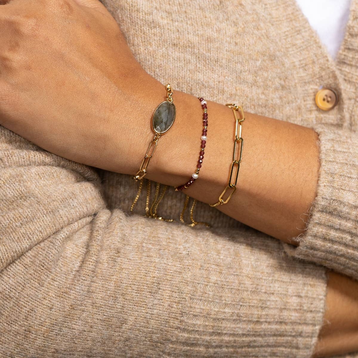 Splendid Iris - Delicate Stone Pulley Bracelet: Black