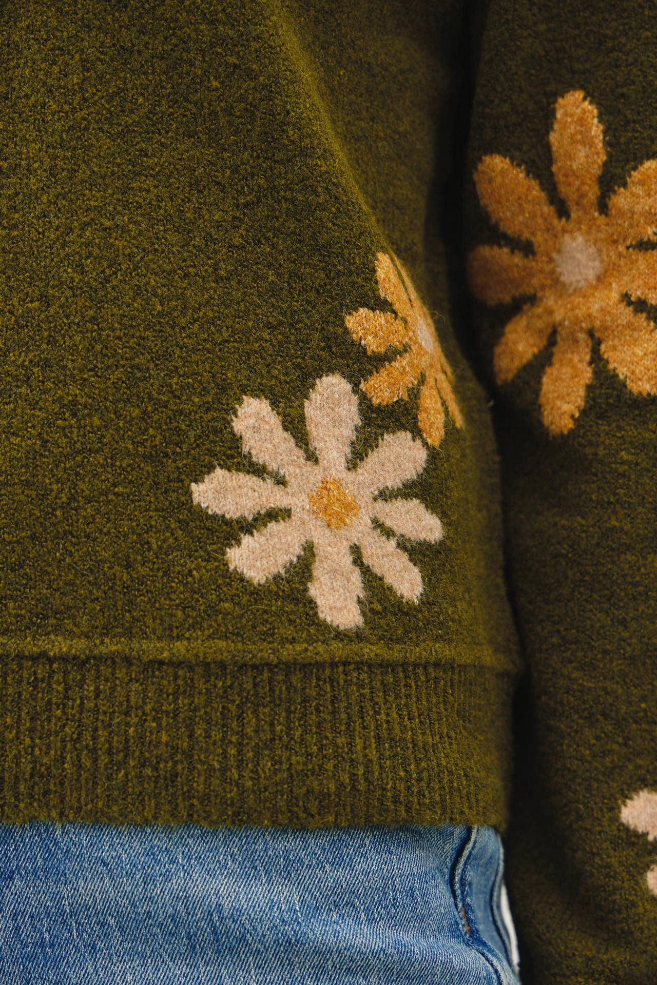 Be Cool - WOOL BLEND FLORAL ACCENT SWEATER: NAVY / M