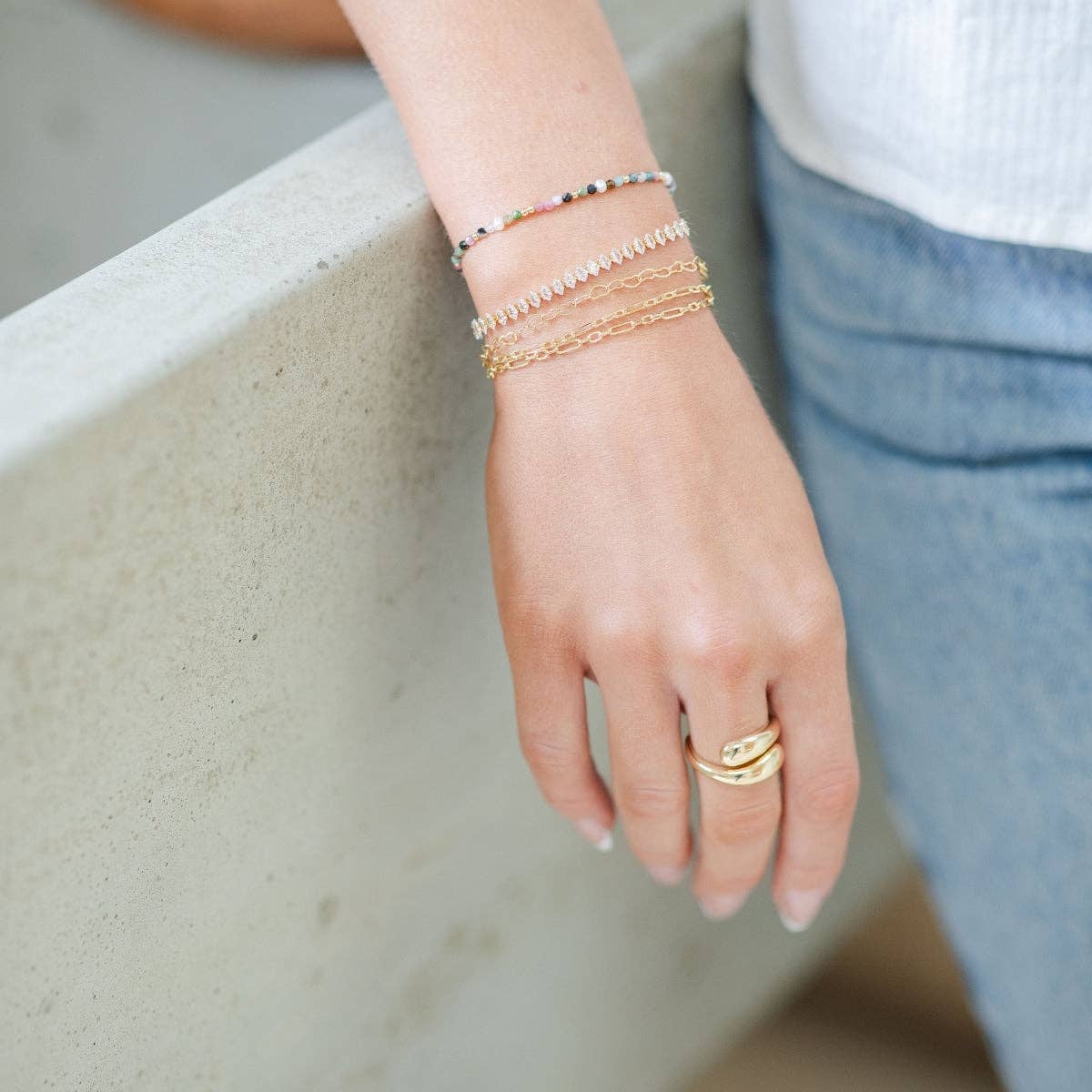 Splendid Iris - Delicate Stone Pulley Bracelet: Black