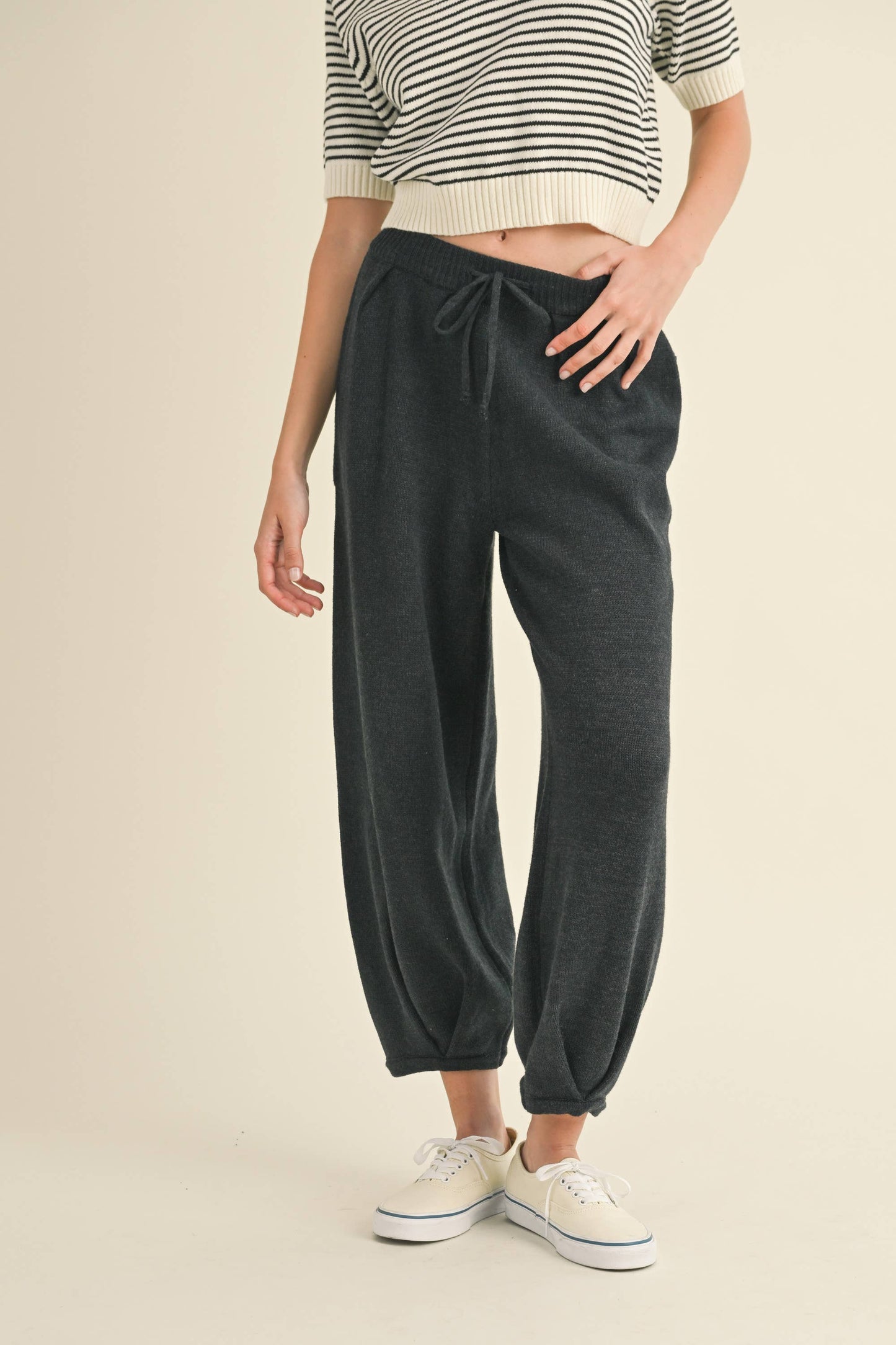 Pleated Bottom Detail Knitted Pants - Black